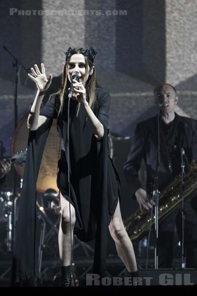 PJ HARVEY - 2017-08-26 - SAINT CLOUD - Domaine National - Grande Scene - 